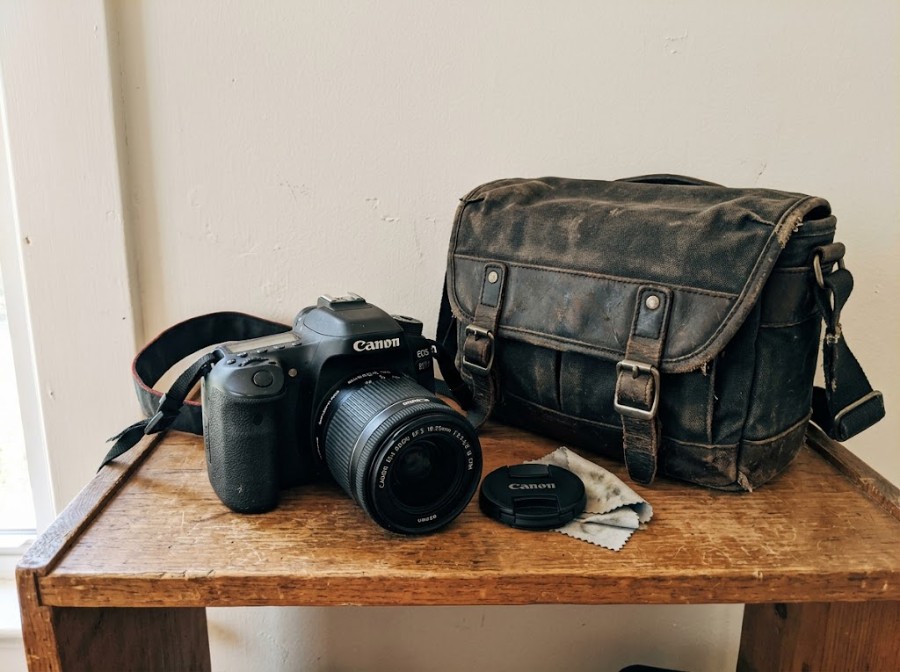 מצלמת קנון DSLR עם עדשה
